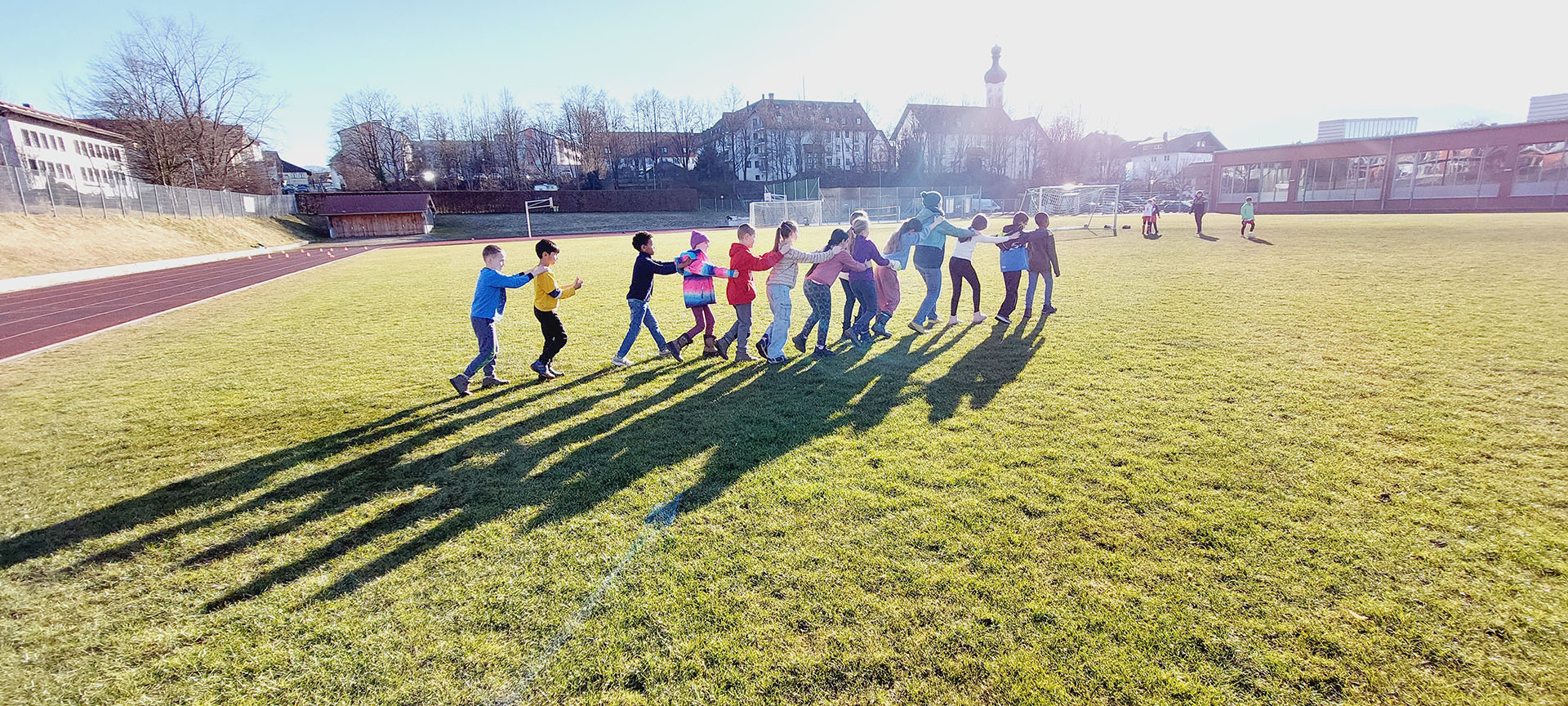 Bewegung und Spiel am Sportplat