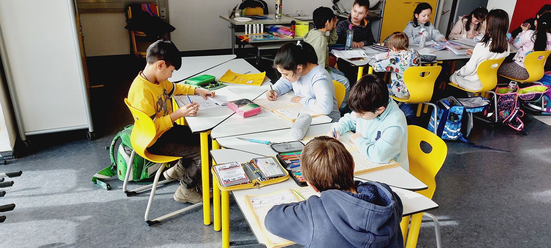 Schüler bei der erledigung der Hausaufgaben