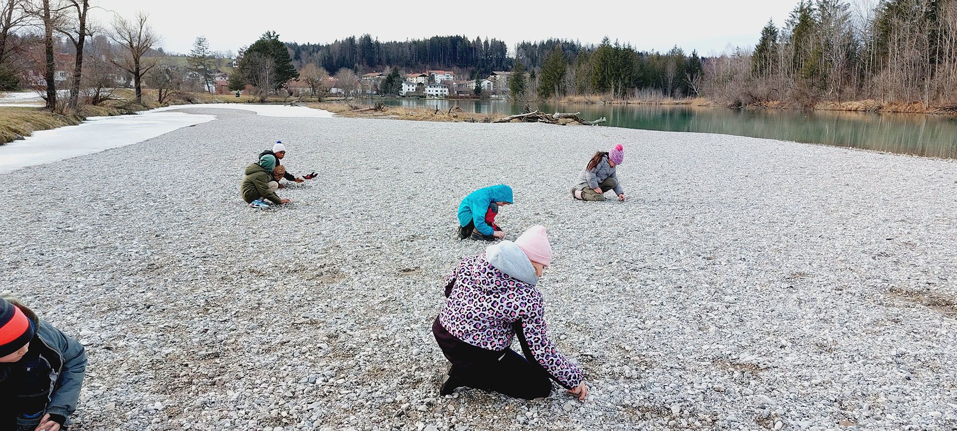 Schüler auf Erkundung an der Isar